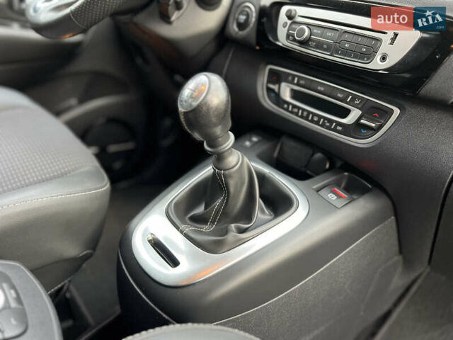 Чорний Рено Гранд Сценік, об'ємом двигуна 1.5 л та пробігом 225 тис. км за 10799 $, фото 58 на Automoto.ua