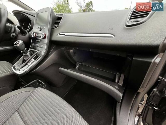 Черный Рено Гранд Сценик, объемом двигателя 1.6 л и пробегом 198 тыс. км за 15400 $, фото 46 на Automoto.ua