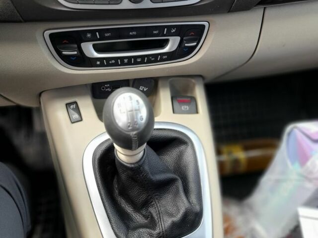 Коричневый Рено Гранд Сценик, объемом двигателя 1.9 л и пробегом 318 тыс. км за 6900 $, фото 6 на Automoto.ua