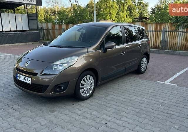 Коричневый Рено Гранд Сценик, объемом двигателя 1.5 л и пробегом 250 тыс. км за 7500 $, фото 1 на Automoto.ua