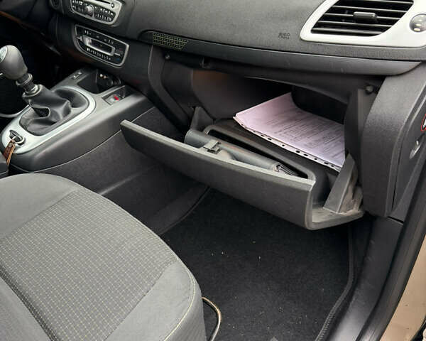 Коричневый Рено Гранд Сценик, объемом двигателя 1.9 л и пробегом 323 тыс. км за 6700 $, фото 18 на Automoto.ua