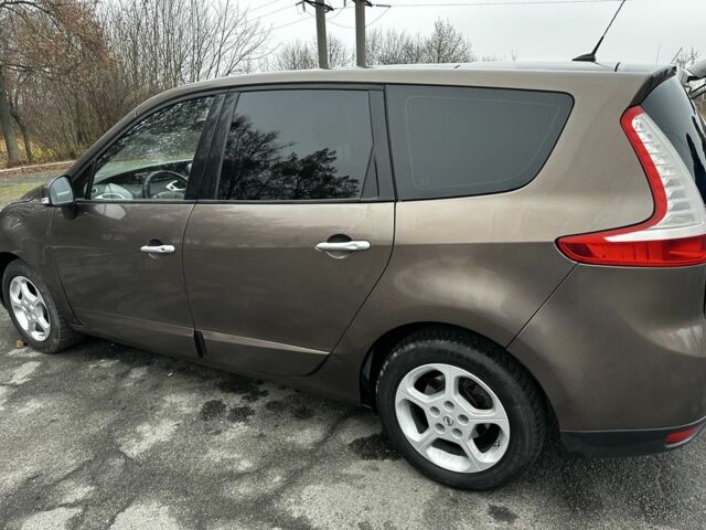 Коричневий Рено Гранд Сценік, об'ємом двигуна 2 л та пробігом 301 тис. км за 6900 $, фото 1 на Automoto.ua