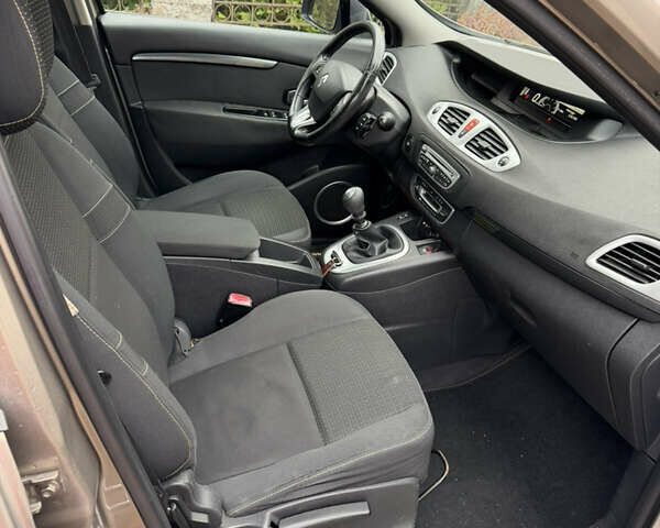 Коричневый Рено Гранд Сценик, объемом двигателя 1.9 л и пробегом 323 тыс. км за 6700 $, фото 11 на Automoto.ua