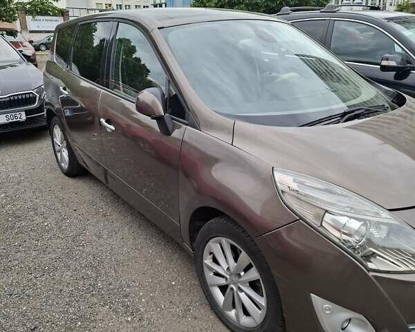 Коричневий Рено Гранд Сценік, об'ємом двигуна 2 л та пробігом 240 тис. км за 6700 $, фото 3 на Automoto.ua