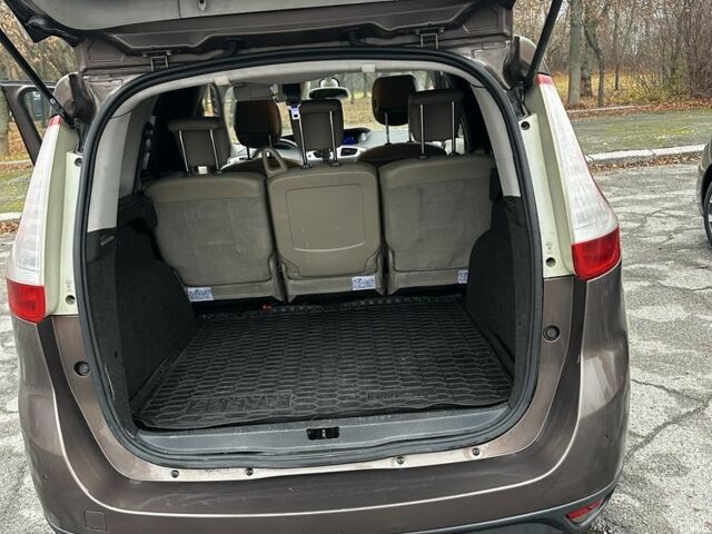 Коричневий Рено Гранд Сценік, об'ємом двигуна 2 л та пробігом 301 тис. км за 6900 $, фото 5 на Automoto.ua