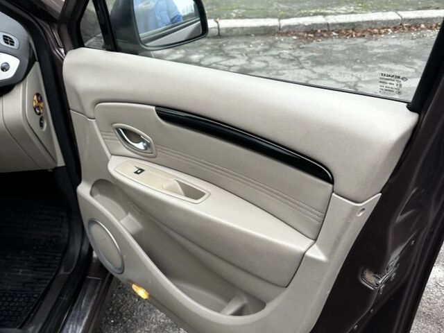 Коричневий Рено Гранд Сценік, об'ємом двигуна 2 л та пробігом 301 тис. км за 6900 $, фото 7 на Automoto.ua