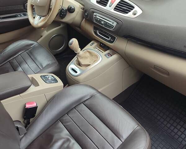 Коричневый Рено Гранд Сценик, объемом двигателя 1.9 л и пробегом 247 тыс. км за 7500 $, фото 16 на Automoto.ua