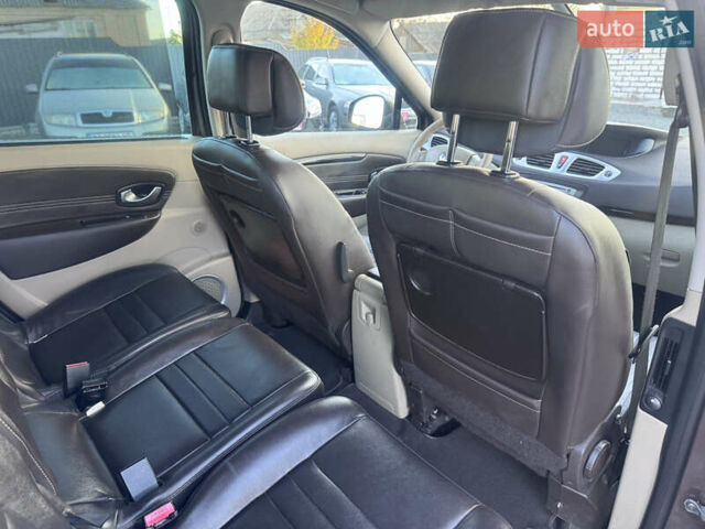 Рено Гранд Сценик 2010 в Звенигородка на Automoto.ua Коричневый Рено Гранд Сценик, объемом двигателя 1.4 л и пробегом 140 тыс. км за 6990 $, фото 37 на Automoto.ua