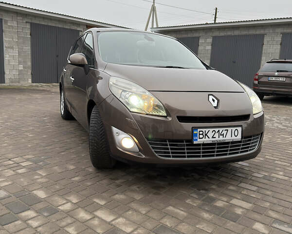 Коричневый Рено Гранд Сценик, объемом двигателя 1.4 л и пробегом 203 тыс. км за 6700 $, фото 1 на Automoto.ua