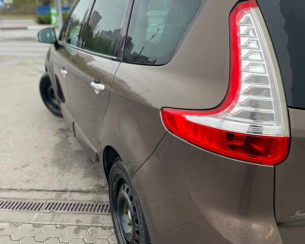 Коричневий Рено Гранд Сценік, об'ємом двигуна 1.6 л та пробігом 216 тис. км за 7000 $, фото 6 на Automoto.ua