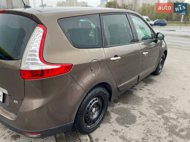 Коричневий Рено Гранд Сценік, об'ємом двигуна 1.6 л та пробігом 216 тис. км за 7000 $, фото 11 на Automoto.ua