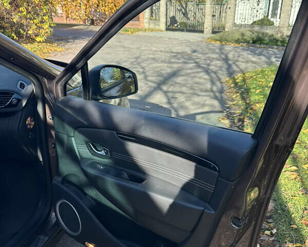 Коричневий Рено Гранд Сценік, об'ємом двигуна 1.46 л та пробігом 252 тис. км за 7500 $, фото 10 на Automoto.ua