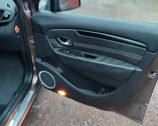 Коричневий Рено Гранд Сценік, об'ємом двигуна 1.5 л та пробігом 260 тис. км за 8450 $, фото 37 на Automoto.ua