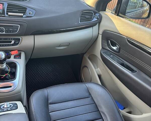 Коричневый Рено Гранд Сценик, объемом двигателя 1.6 л и пробегом 230 тыс. км за 10000 $, фото 5 на Automoto.ua