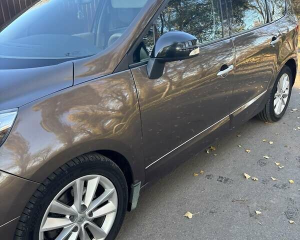 Коричневый Рено Гранд Сценик, объемом двигателя 1.6 л и пробегом 230 тыс. км за 10000 $, фото 1 на Automoto.ua