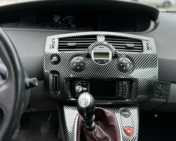 Красный Рено Гранд Сценик, объемом двигателя 2 л и пробегом 270 тыс. км за 3000 $, фото 11 на Automoto.ua