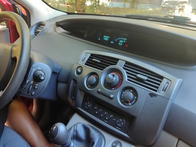 Красный Рено Гранд Сценик, объемом двигателя 1.6 л и пробегом 176 тыс. км за 5000 $, фото 14 на Automoto.ua