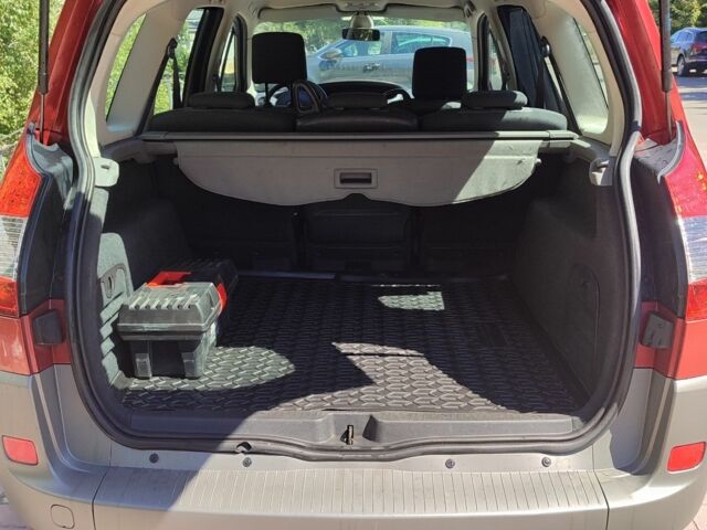 Красный Рено Гранд Сценик, объемом двигателя 1.6 л и пробегом 176 тыс. км за 5000 $, фото 8 на Automoto.ua