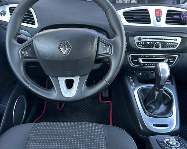 Красный Рено Гранд Сценик, объемом двигателя 2 л и пробегом 270 тыс. км за 7700 $, фото 4 на Automoto.ua