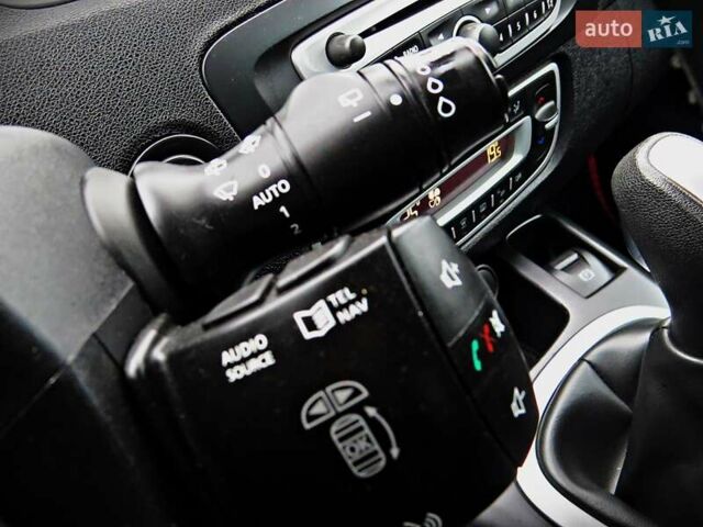 Красный Рено Гранд Сценик, объемом двигателя 2 л и пробегом 270 тыс. км за 7700 $, фото 8 на Automoto.ua