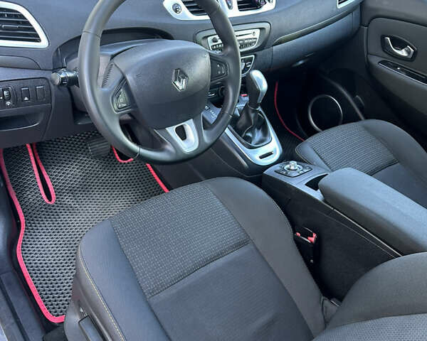 Красный Рено Гранд Сценик, объемом двигателя 2 л и пробегом 270 тыс. км за 7700 $, фото 5 на Automoto.ua