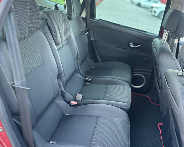 Красный Рено Гранд Сценик, объемом двигателя 2 л и пробегом 270 тыс. км за 7700 $, фото 2 на Automoto.ua