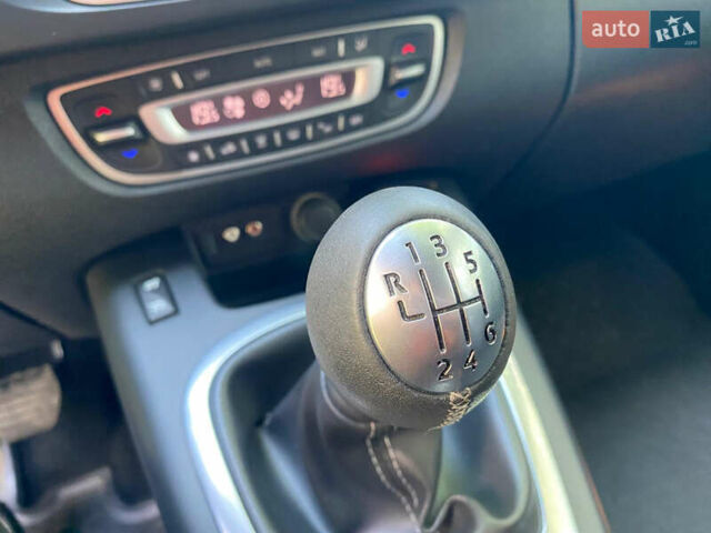 Червоний Рено Гранд Сценік, об'ємом двигуна 1.4 л та пробігом 247 тис. км за 6450 $, фото 34 на Automoto.ua