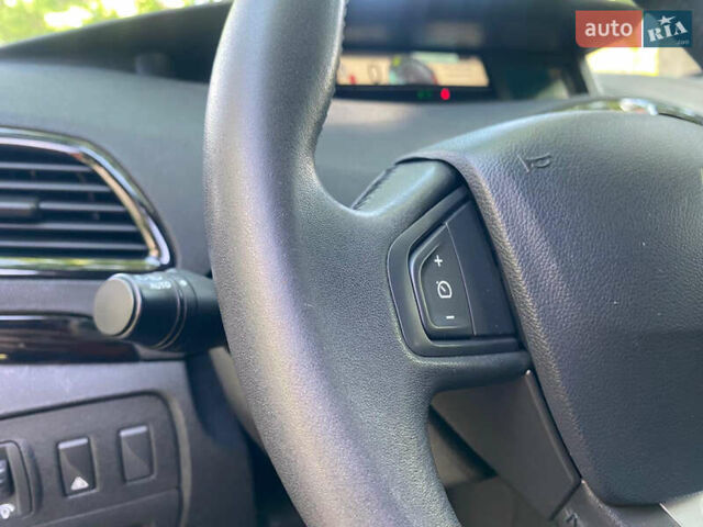 Червоний Рено Гранд Сценік, об'ємом двигуна 1.4 л та пробігом 247 тис. км за 6450 $, фото 24 на Automoto.ua