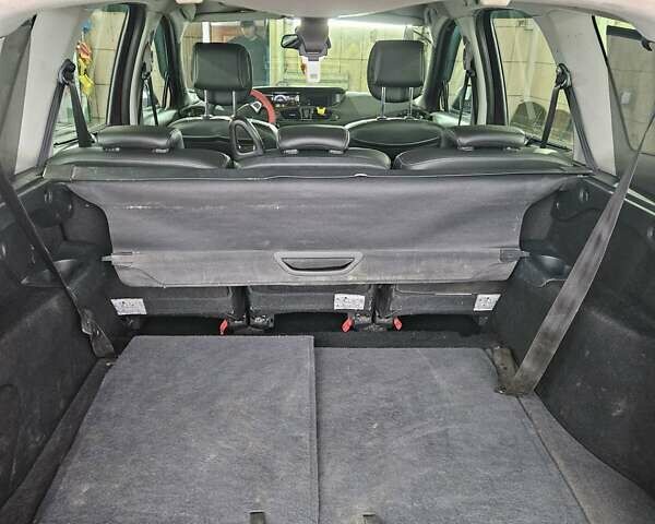 Красный Рено Гранд Сценик, объемом двигателя 1.46 л и пробегом 270 тыс. км за 9900 $, фото 9 на Automoto.ua