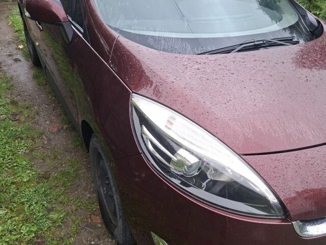 Червоний Рено Гранд Сценік, об'ємом двигуна 1.6 л та пробігом 290 тис. км за 7900 $, фото 1 на Automoto.ua