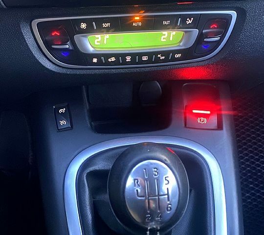 Красный Рено Гранд Сценик, объемом двигателя 1.6 л и пробегом 308 тыс. км за 11000 $, фото 6 на Automoto.ua