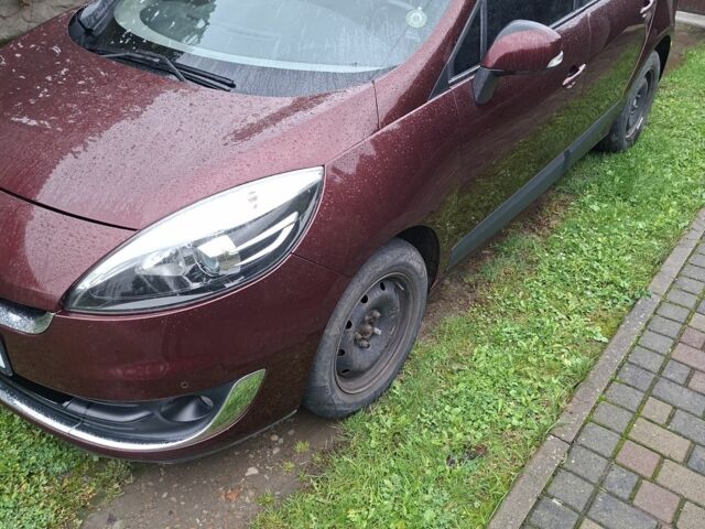 Червоний Рено Гранд Сценік, об'ємом двигуна 1.6 л та пробігом 290 тис. км за 7900 $, фото 2 на Automoto.ua