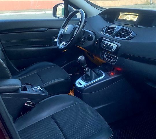 Красный Рено Гранд Сценик, объемом двигателя 1.6 л и пробегом 308 тыс. км за 11000 $, фото 4 на Automoto.ua