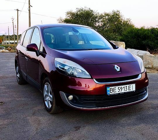 Красный Рено Гранд Сценик, объемом двигателя 1.5 л и пробегом 205 тыс. км за 7800 $, фото 1 на Automoto.ua