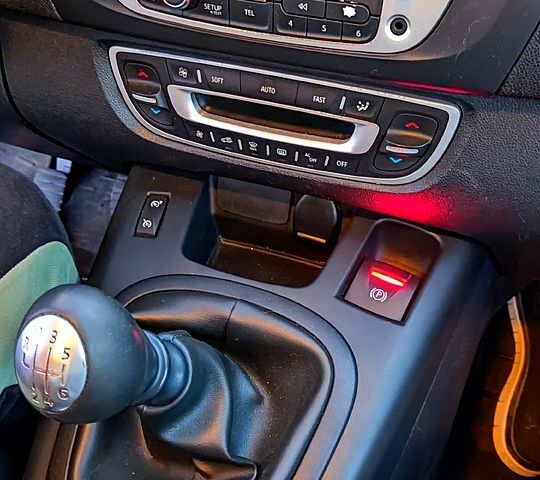 Красный Рено Гранд Сценик, объемом двигателя 1.5 л и пробегом 205 тыс. км за 7800 $, фото 6 на Automoto.ua