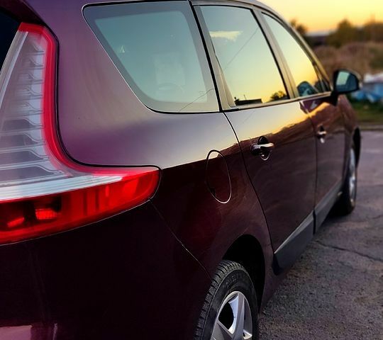 Красный Рено Гранд Сценик, объемом двигателя 1.5 л и пробегом 205 тыс. км за 7800 $, фото 3 на Automoto.ua