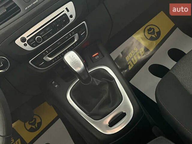 Красный Рено Гранд Сценик, объемом двигателя 1.5 л и пробегом 135 тыс. км за 12350 $, фото 20 на Automoto.ua