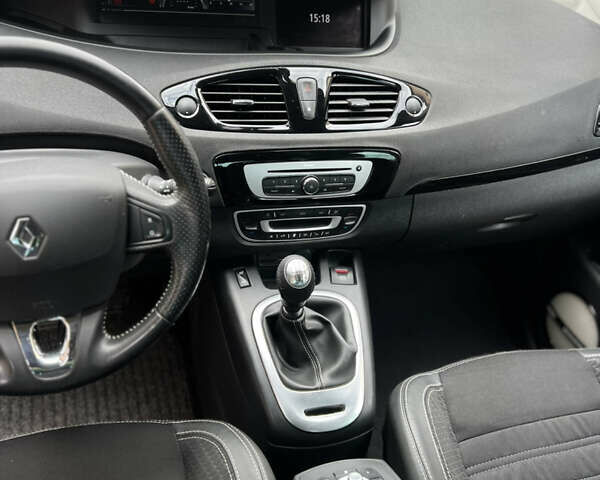 Красный Рено Гранд Сценик, объемом двигателя 1.6 л и пробегом 181 тыс. км за 10500 $, фото 17 на Automoto.ua