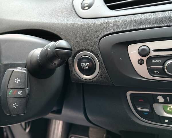 Красный Рено Гранд Сценик, объемом двигателя 1.5 л и пробегом 281 тыс. км за 7999 $, фото 17 на Automoto.ua