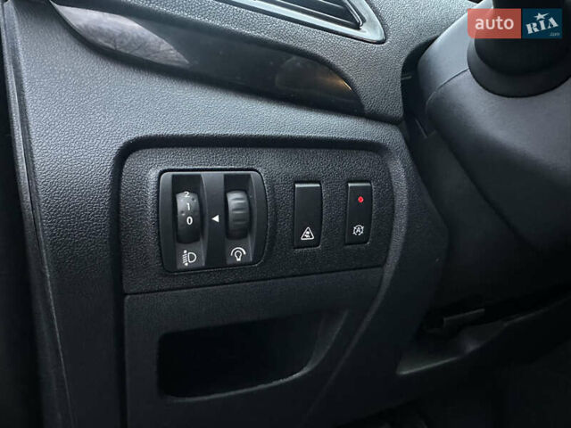 Красный Рено Гранд Сценик, объемом двигателя 1.6 л и пробегом 262 тыс. км за 8900 $, фото 21 на Automoto.ua