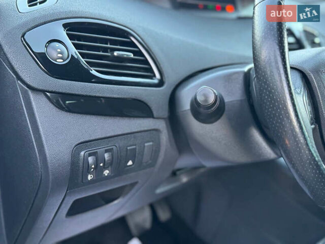 Красный Рено Гранд Сценик, объемом двигателя 1.5 л и пробегом 202 тыс. км за 9350 $, фото 69 на Automoto.ua