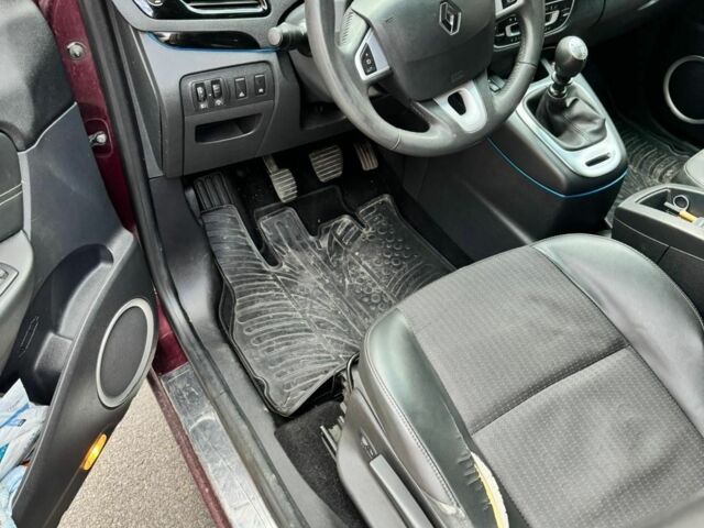 Червоний Рено Гранд Сценік, об'ємом двигуна 0 л та пробігом 335 тис. км за 7850 $, фото 6 на Automoto.ua