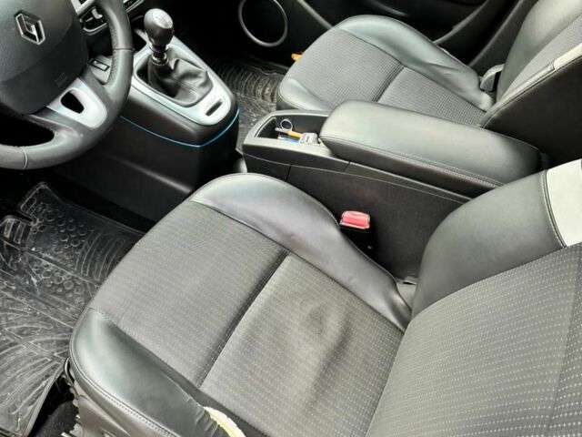 Червоний Рено Гранд Сценік, об'ємом двигуна 0 л та пробігом 335 тис. км за 7850 $, фото 4 на Automoto.ua