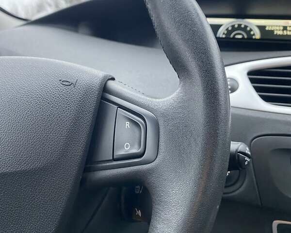 Рено Гранд Сценик, объемом двигателя 2 л и пробегом 200 тыс. км за 7999 $, фото 23 на Automoto.ua