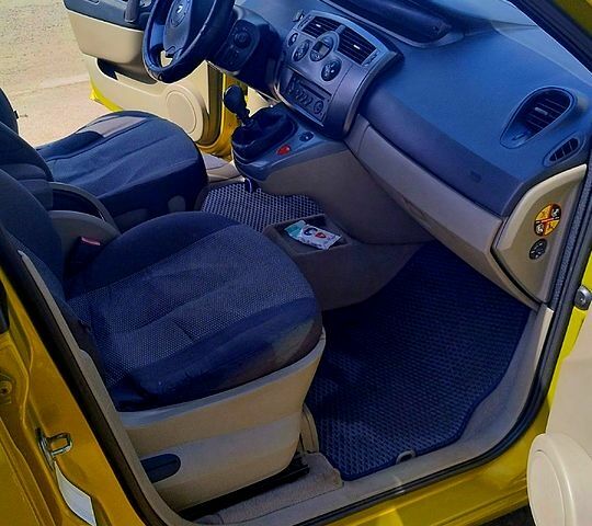 Желтый Рено Гранд Сценик, объемом двигателя 1.9 л и пробегом 226 тыс. км за 6000 $, фото 3 на Automoto.ua