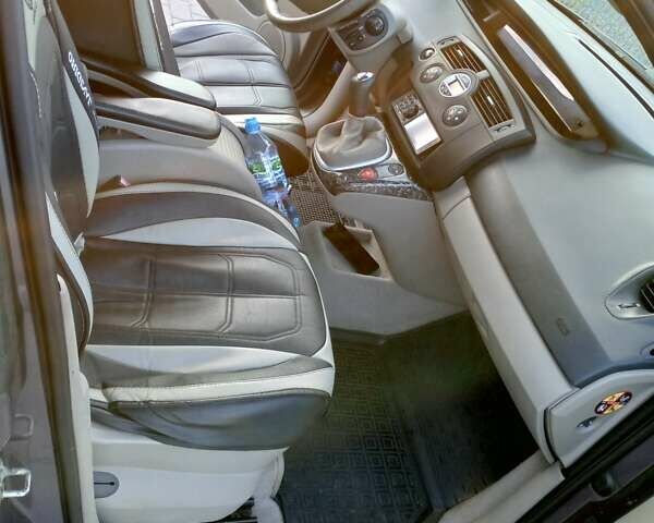 Серый Рено Гранд Сценик, объемом двигателя 1.6 л и пробегом 400 тыс. км за 4500 $, фото 15 на Automoto.ua