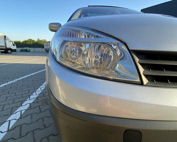 Серый Рено Гранд Сценик, объемом двигателя 2 л и пробегом 260 тыс. км за 4200 $, фото 9 на Automoto.ua