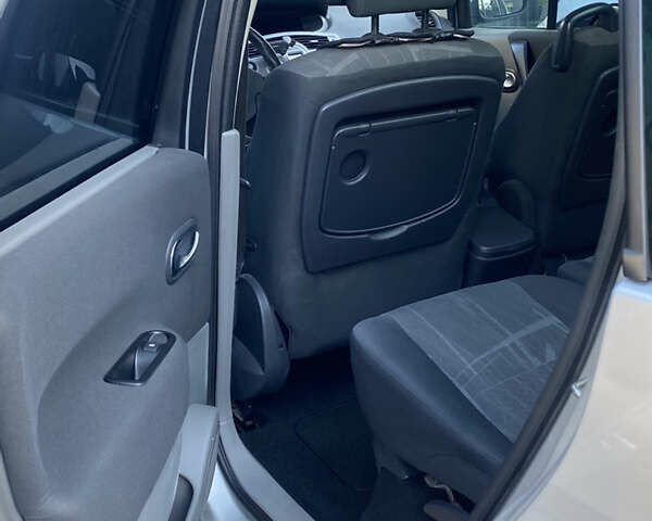 Серый Рено Гранд Сценик, объемом двигателя 2 л и пробегом 260 тыс. км за 4200 $, фото 13 на Automoto.ua