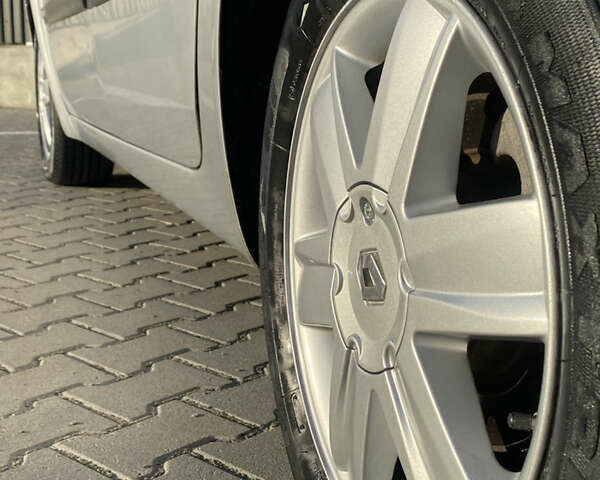 Серый Рено Гранд Сценик, объемом двигателя 2 л и пробегом 260 тыс. км за 4200 $, фото 3 на Automoto.ua