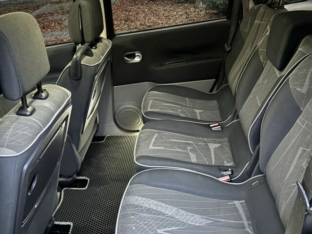 Серый Рено Гранд Сценик, объемом двигателя 1.6 л и пробегом 212 тыс. км за 4500 $, фото 11 на Automoto.ua